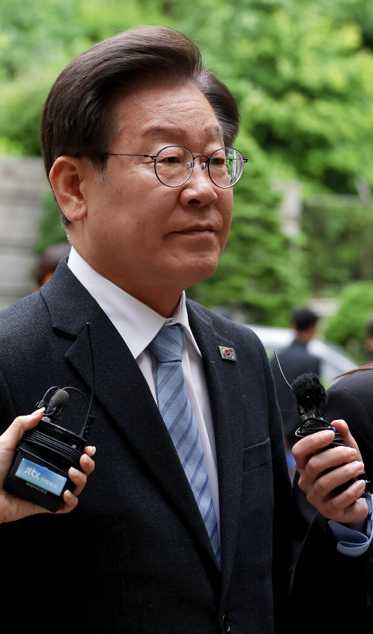 이재명 더불어민주당 대표가 7일 오전 서울 서초구 서울중앙지방법원에서 열린 대장동 배임·성남FC 뇌물 등 혐의 관련 1심 속행 공판에 출석하기 위해 법정으로 향하고 있다.<연합뉴스>